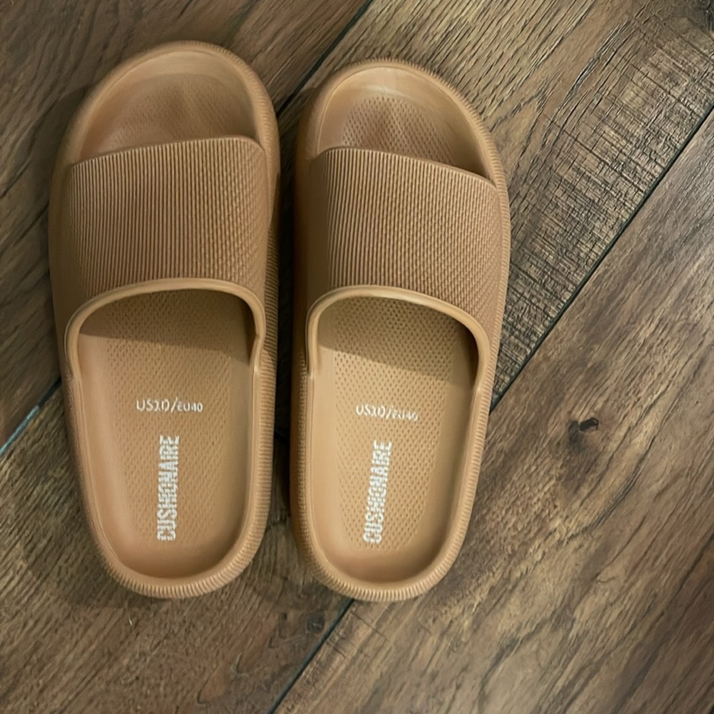 Slippers - Picture 2 of 5